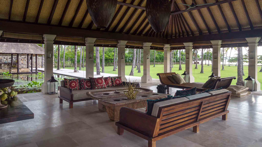 Sira Beach House - Living area with a view